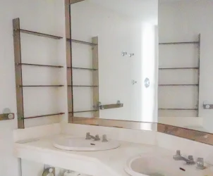 casa banho antes scaled | Grupo Heleno São Pedro do Estoril
