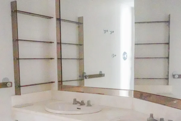 casa banho antes scaled | Grupo Heleno São Pedro do Estoril